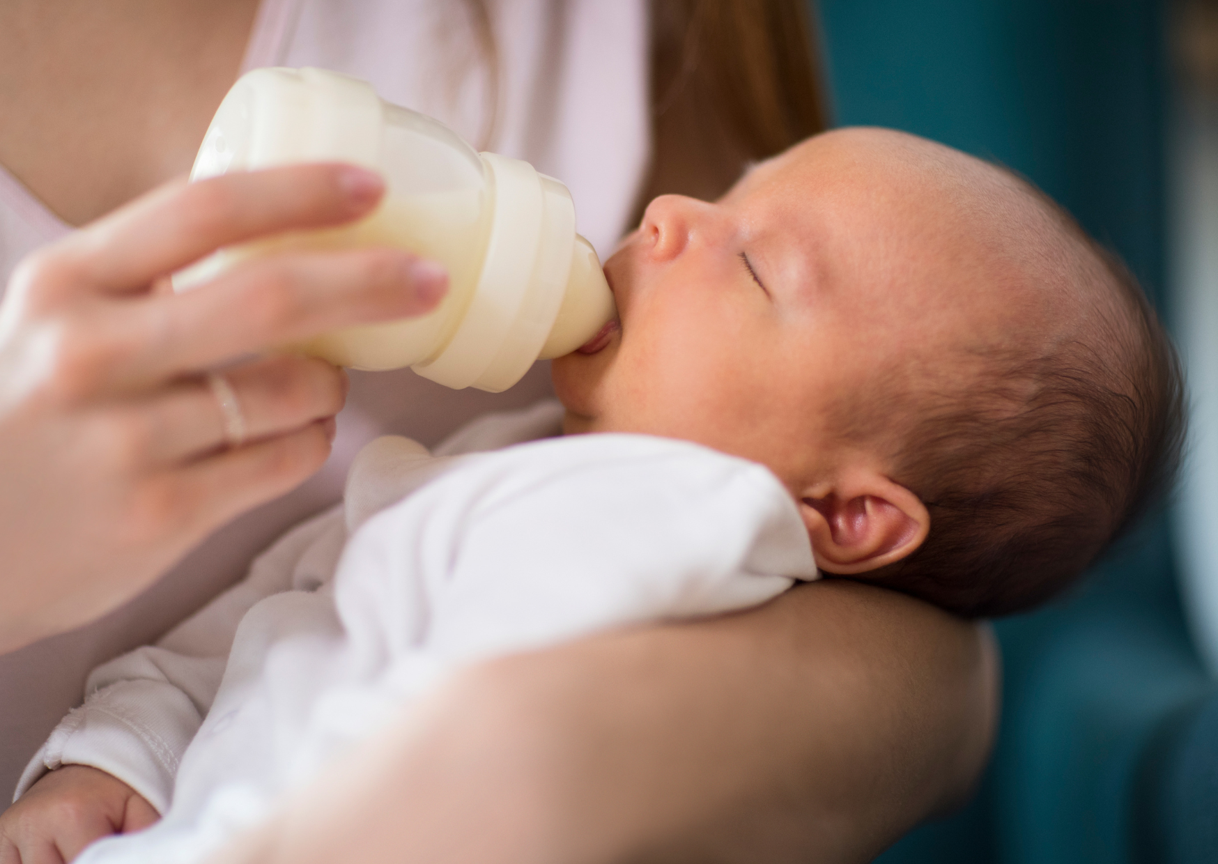 Tutkimus: Muovisista tuttipulloista irtoaa mikromuovia. Pitäisikö sinun olla huolissasi?